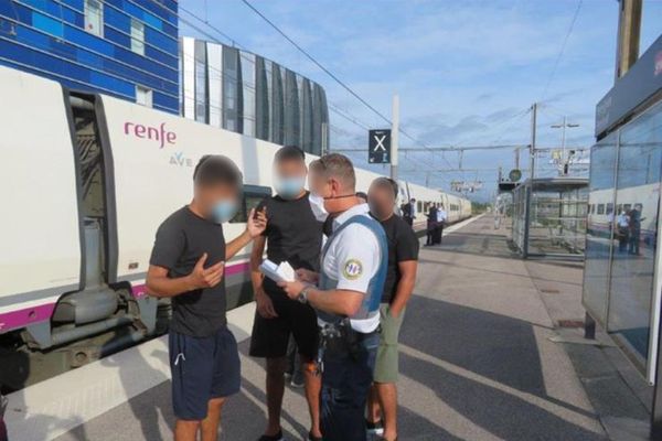 La Police Aux Frontières des Pyrénées-Orientales lors d'une opération de contrôle dans les trains - 28 septembre 2020