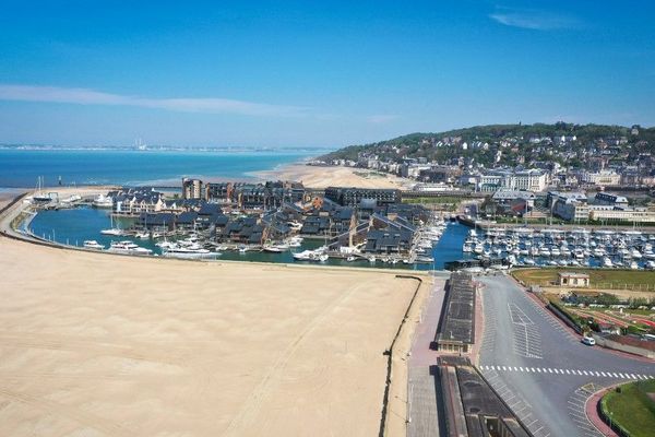 Vue aérienne de Trouville, prise le 19 avril 2020, au 34ème jour de confinement. 