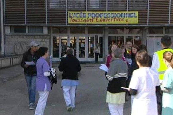 Grève des agents du lycée professionnel Toussaint Louverture de Pontarlier