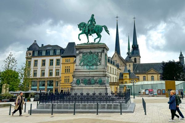 Le Luxembourg compte 672050 habitants au 1er janvier 2024 selon le STATEC. Près de la moitié des résidents sont étrangers, et issus à 90% des pays de l'Union Européenne.