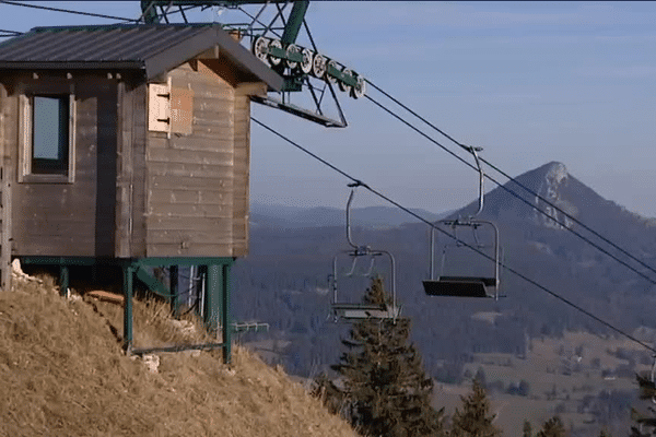 En haut des pistes de Métabief, on aimerait bien que tout soit blanc 