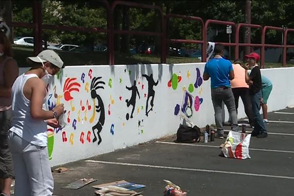 Sur le parking d'un supermarché du centre-ville, des adolescents de Vierzon laissent libre court à leur imagination en graffitis