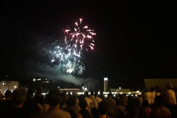 Depuis 2017, un feu d'artifice est organisé avant Noël.