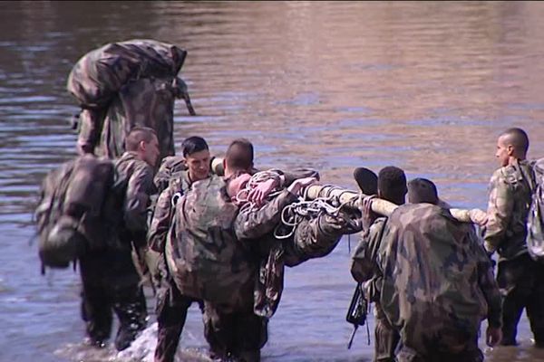 Les militaires du 35ème RI de Belfort s'entraînent pour leur prochaine mission en Guyane dans la Savoureuse