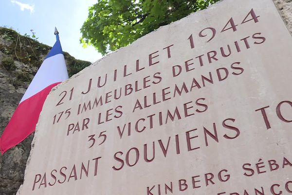 A Dortan (Ain), la stèle en souvenir des martyrs du 21 juillet 1944