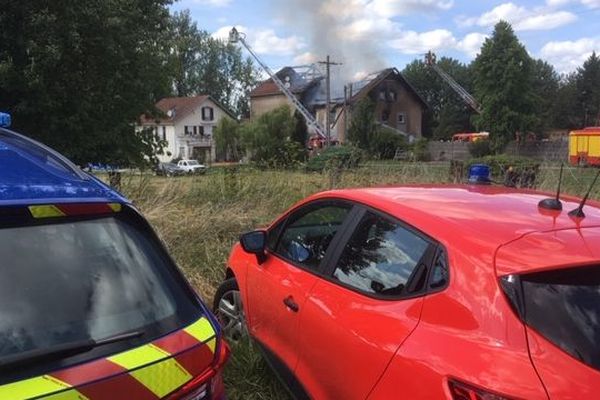 Incendie à Raon l'Etape (Vosges). Les secours avaient déployé un important périmètre de sécurité.