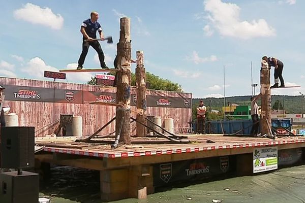 L'épreuve de "Springboard" : couper une bille de bois placée à 2m80 de haut à la hache, en un temps record