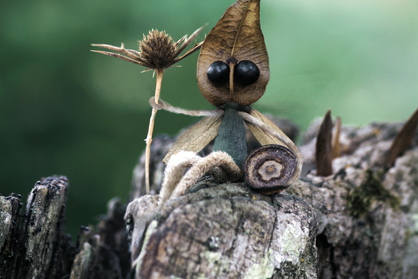 Oeuvre de l'artiste gersois Sylvain Trabut, à la fois créateur et photographe de ces attachants petits personnages. 