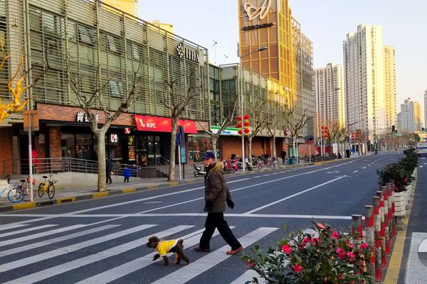 Toujours peu de monde dans les rues de Shanghai