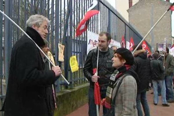 Des enseignants du primaire devant le rectorat de Limoges, le 12 février, pour réclamer le report à 2014 de la réforme des rythmes scolaires