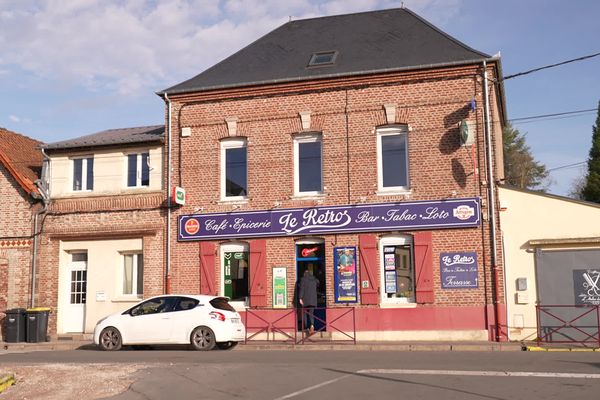 Le Rétro, situé à L'Étoile dans la Somme, intègre le tout premier guide des 100 bars qui font la France, regroupant les adresses mythiques des bars PMU.