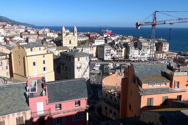 Illustration - Le centre ancien de Bastia, avec le Vieux-port en arrière-plan.