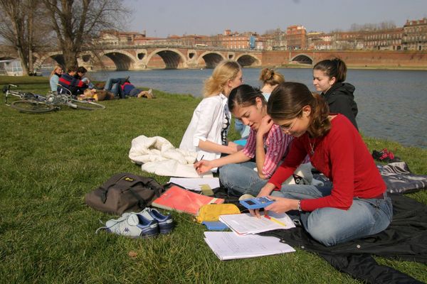 Berges de la Garonne. L'été s'installe à Toulouse et en Région Occitanie.