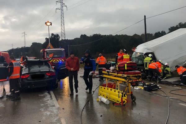 02/02/2019 - Un grave accident de la circulation sur la départementale D15 entre Lambesc et Pélissanne (Bouches-du-Rhône). 