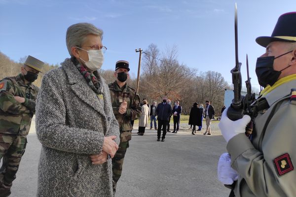 Revue de troupes pour la ministre Geneviève Darrieussecq au camp de la Courtine en Creuse