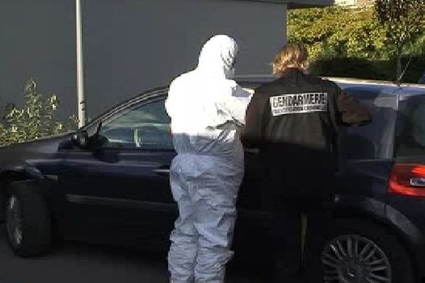 Mèze (Hérault) - la voiture des cambrioleurs avec l'équipe de l'identification criminelle de la gendarmerie - 6 novembre 2012.