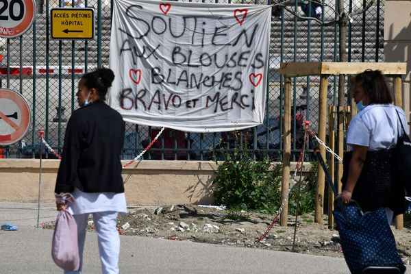 Une banderole de soutien au personnel soignant devant l'IHU de Marseille, mars 2020