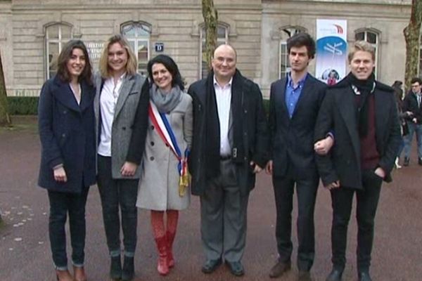 Fausses unions et photo souvenir dans la cour de l'IEP de Lyon ... 28/01/13