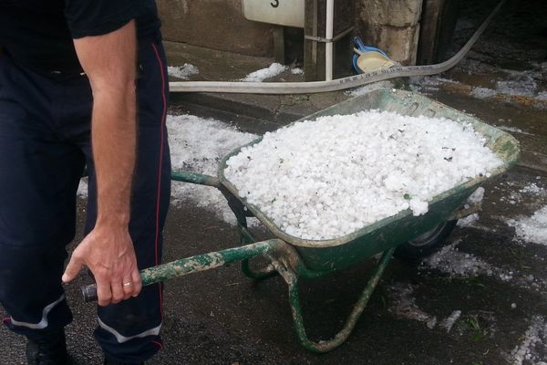 Evacuation de grêle ce lundi matin, à Lusignan dans la Vienne.