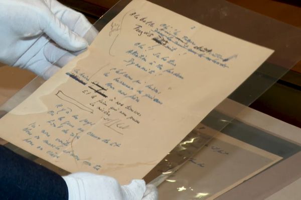 Les trois pages originales avec les paroles du Chant des partisans sont au musée de la Légion d'honneur, à Paris.