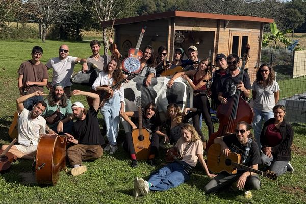 Le collectif bluegrassoulet regroupe une vingtaine de passionnés de musique bluegrass. Rendez-vous les 11 et 12 octobre 2024 à la cave poésie de Toulouse pour écouter ce country folk américain à la sauce Occigrass !