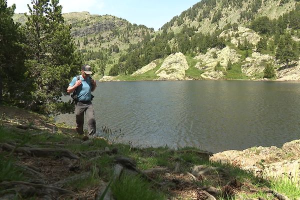 Olivier, accompagnateur en montagne, est chargé d'actions de sensibilisation autour du lac Achard (Isère).