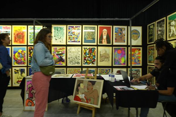 Des amateurs d'art rencontrent des artistes professionnels dans le cadre de ce salon.