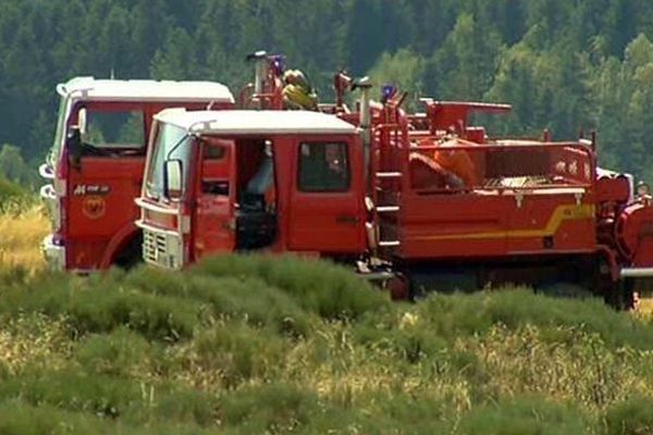 Des pompiers mobilisés sur un feu d'espace naturel