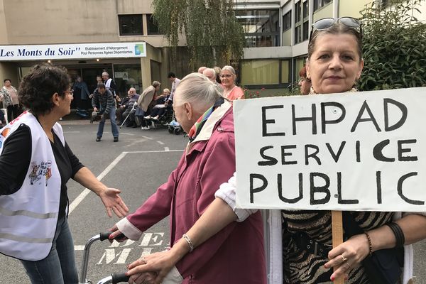 200 à 300 personnes dont des médecins généralistes ont manifesté dans les rues du centre-ville pour défendre le maintien de l'Ehpad dans le centre de Montbrison (Loire)