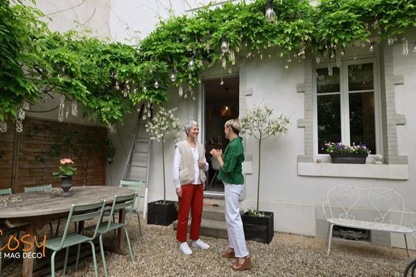 Dans cet épisode de Cosy, le mag déco, nous découvrons la maison de ville de Nadine.