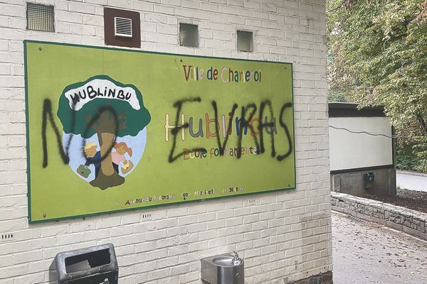 Sur plusieurs écoles vandalisées, des inscriptions anti-"evras" ont été retrouvées.