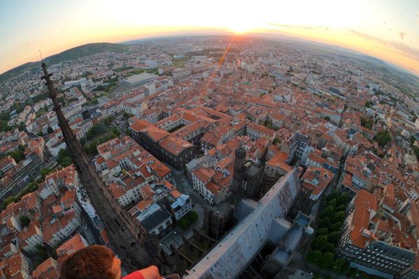 Une vidéo, publiée sur Youtube, montre deux jeunes hommes escalader la cathédrale de Clermont-Ferrand juste avant le lever du soleil. 