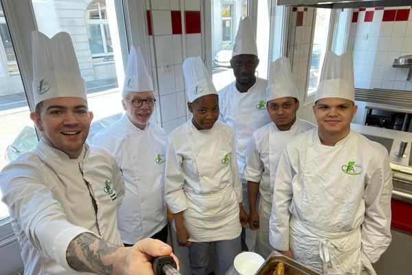 Le secteur de l'hôtellerie et de la restauration connaît des difficultés de recrutement. Les apprentis en cours de formation ne suffisent pas à pallier le manque.