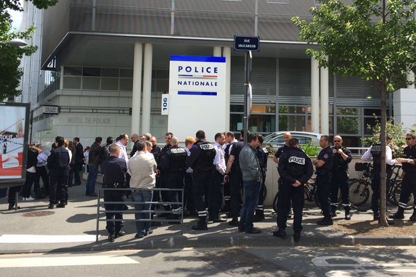 Ce midi à Clermont-Ferrand, une cinquantaine de policiers se sont rassemblés pour protester contre la "haine anti-flic" à l'appel du syndicat Alliance. 