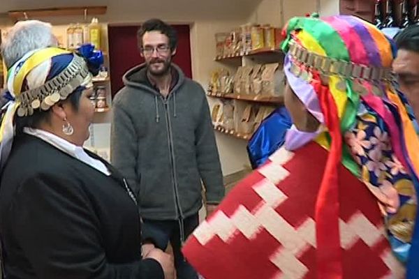 Les Mapuches en visite au Biasso, magasin de producteurs à Jaujac