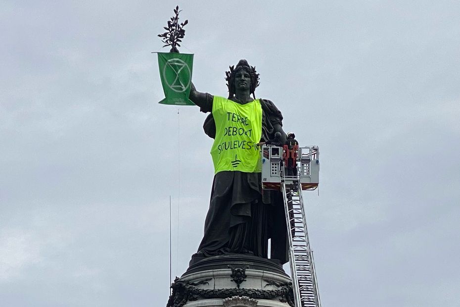 La Marianne of the Place de la République wearing a yellow vest