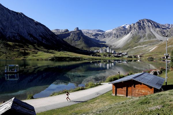 Dans les Alpes du Nord, les stations comme Villars-de-Lans, Corrençon, les Arravis, La Clusaz, le Grand-Bornand attirent les visiteurs grâce à "leur authenticité".