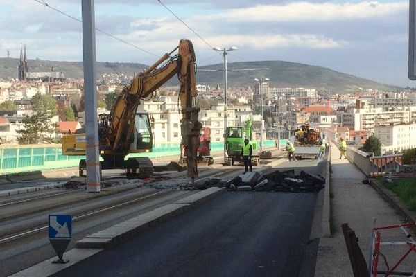 Les travaux sur le viaduc Saint-Jacques de Clermont-Ferrand ont débuté le lundi 11 avril 2016. Ils doivent se poursuivre jusqu'à fin août.