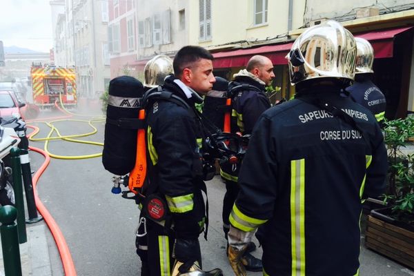 Des pompiers qui interviennent sur un incendie à Ajaccio.