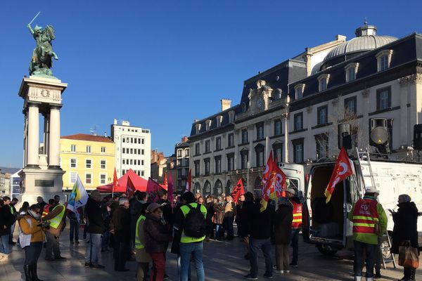 Environ 80 membres des syndicats se sont mobilisés lundi 30 décembre, place de Jaude, à Clermont-Ferrand.