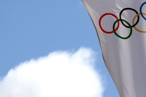 Le drapeau des JO flotte sur Sotchi