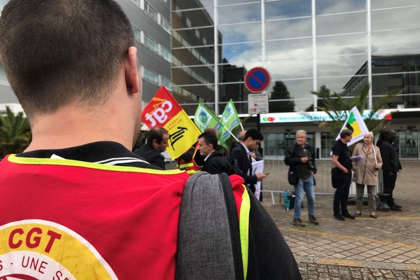 Une vingtaine de manifestants se sont réunis devant la cité des congrès pour s'opposer au démantèlement de la gare Nantes-Etat.