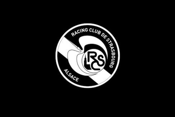 Le logo du Racing club de Strasbourg Alsace a perdu ses couleurs en signe d'hommage aux victimes de l'attentat de Strasbourg