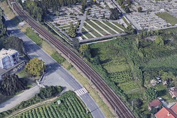 C'est sur la rue du Brouaz, qui longe la voie ferrée, que l'automobiliste a été contrôlé à 111 km/h.