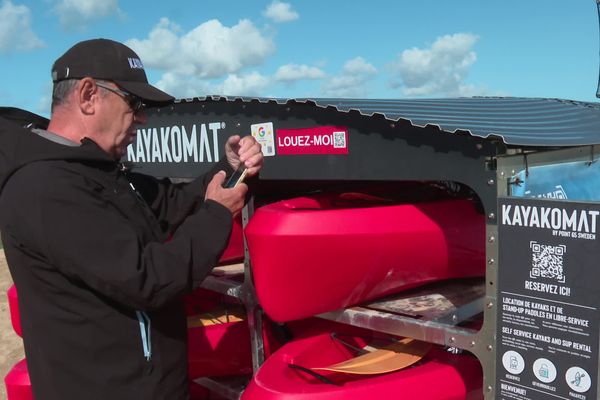 Un distributeur de kayak, Kayakomat, sur la plage de Marennes en septembre 2024