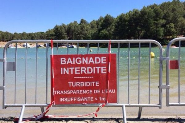 Des barrières Vauban interdisent l'accès des plages surveillées aux baigneurs du lac de la Cavayère.