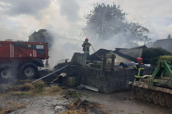 Ce samedi matin, les pompiers étaient toujours mobilisés sur l'incendie de hangars à Saint-Sauveur-des-landes