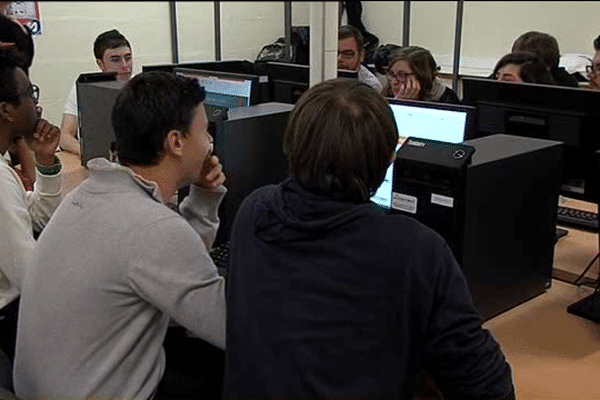 La première promotion de la Startech School 61, à Alençon, accueille une quinzaine d'étudiants âgés de 19 à 26 ans.