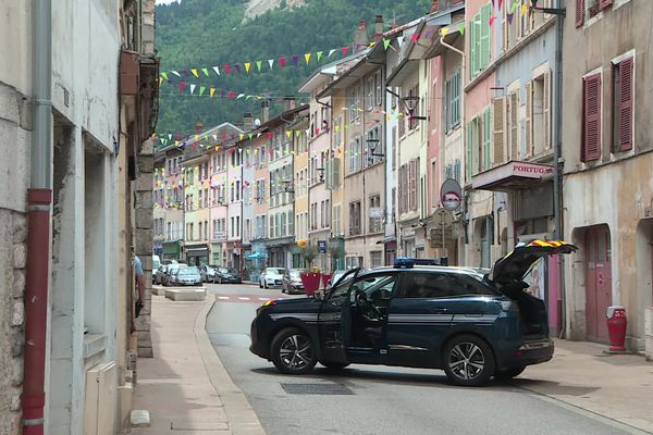 Pendant 5 heures, tout s'est arrêté dans cette commune de 3500 habitants, le temps d'interpellé le tireur, caché dans un local à vélo