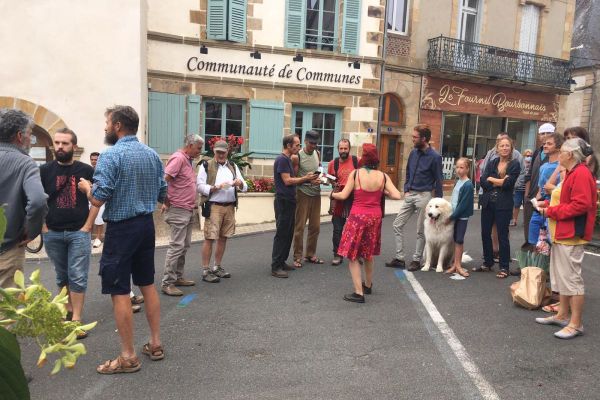 A Bourbon-l'Archambault dans l'Allier, une trentaine de manifestants se sont rassemblés samedi 5 septembre contre le port obligatoire du masque.